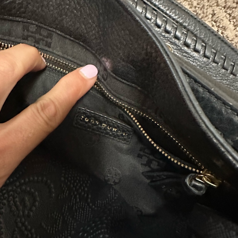 Tory Burch crossbody. Im reselling it ….it was not sold on my last post . - Picture 5 of 6